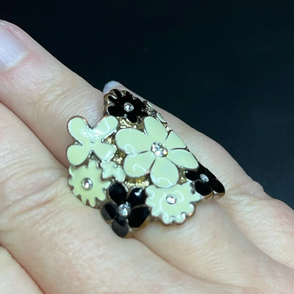 Unique - Black & White Enamel Daisy Flower and Rhinestone Ring